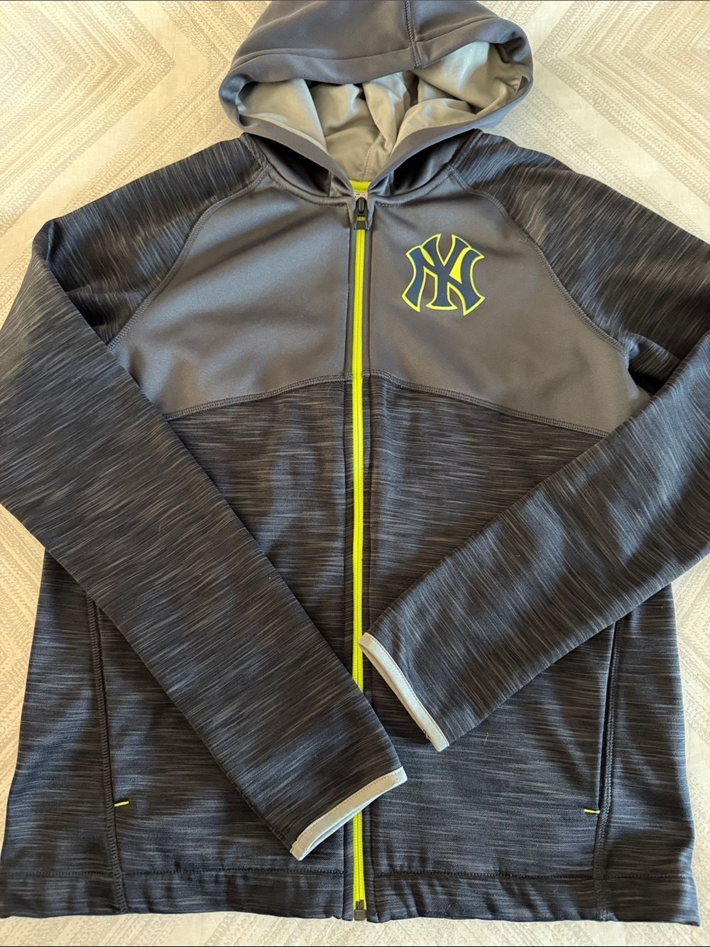 Genuine Merchandise NY Yankees Youth Large 14–16 Zip Up Hoodie Jacket Grey